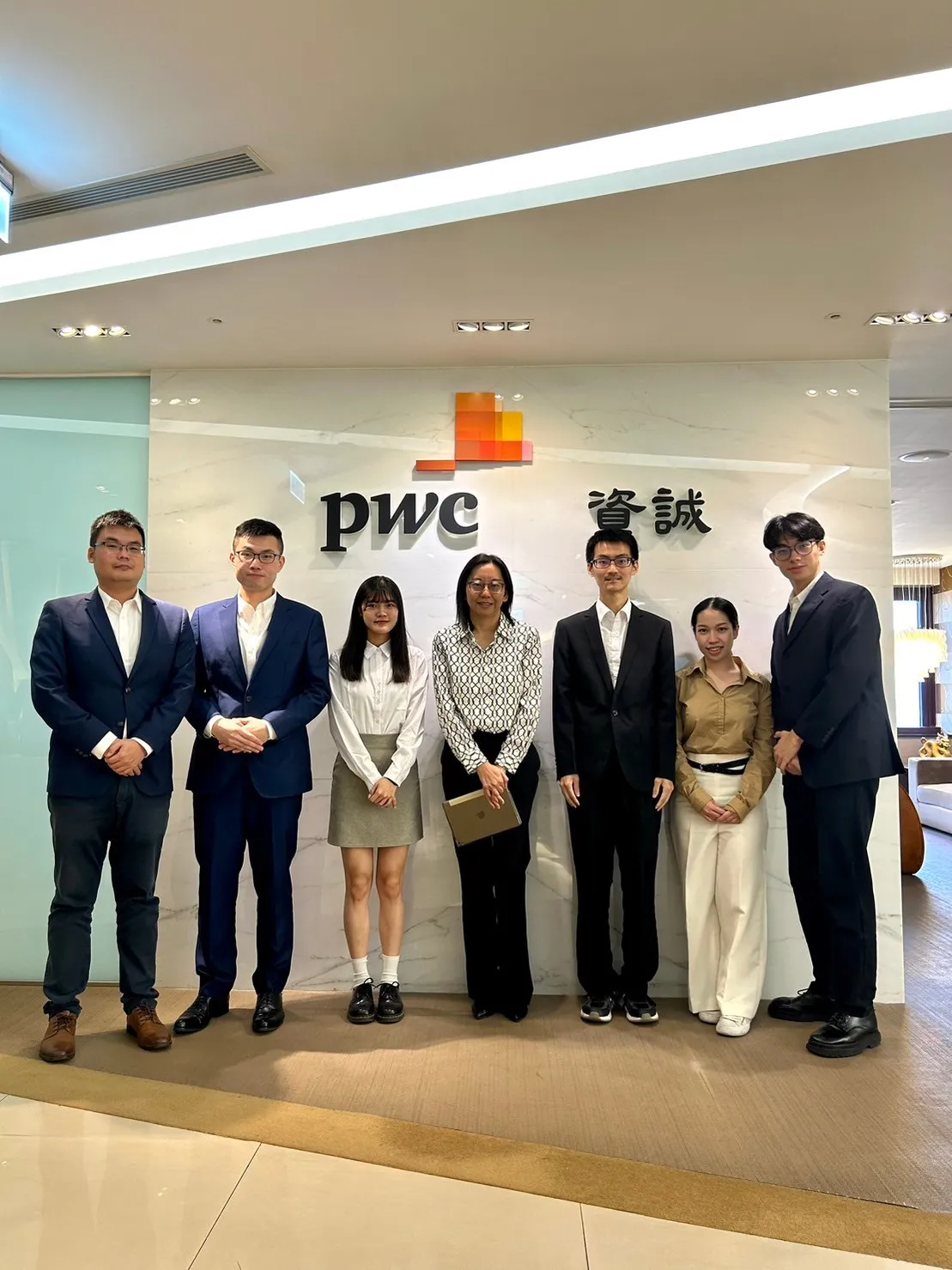 與外部顧問（PwC王韻輝副總）諮詢財務事項